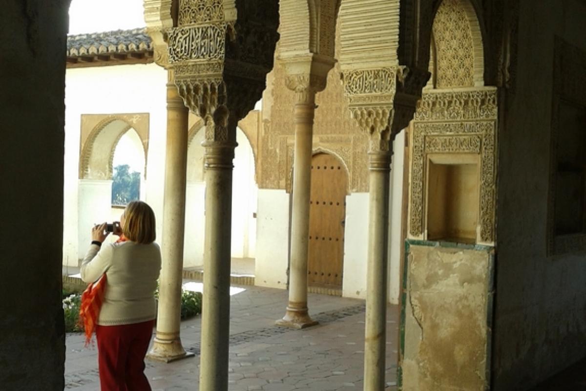 Granada es Acceso al patio: El Genralife
